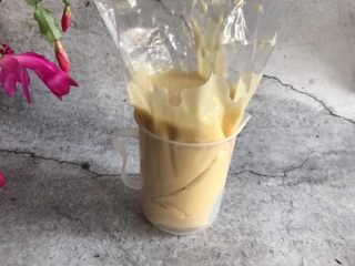 10、甜甜圈????烤箱版,倒入裱花袋中