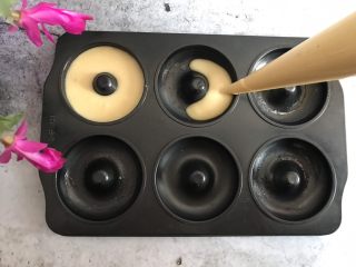 11、甜甜圈????烤箱版,模具刷一层油,挤进入模具里 八分满