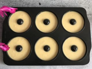 12、甜甜圈????烤箱版,在桌子上震几下,震出大气泡,放入提前预热好的烤箱,上下火155度 15-20分钟