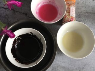 14、甜甜圈????烤箱版,巧克力隔热水融化涂抹在甜甜圈上,撒上装饰