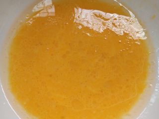 2、盒子蛋糕(海绵蛋糕),在蛋黄盆中➕25克白砂糖➕40克食用油➕40克自来水,搅拌。