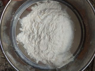 3、盒子蛋糕(海绵蛋糕),称85克面粉