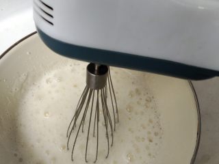 5、盒子蛋糕(海绵蛋糕),在蛋清盆中➕16g白砂糖,用电动打蛋器打发