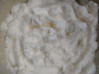 7、盒子蛋糕(海绵蛋糕),继续➕18g白砂糖打发至硬性