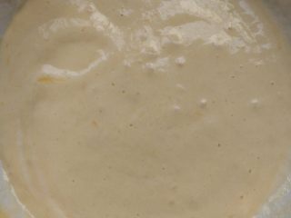 8、盒子蛋糕(海绵蛋糕),将打发好的三分之一蛋白加入蛋黄液(步骤5)搅拌