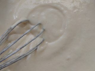 9、盒子蛋糕(海绵蛋糕),将步骤9全部加入剩余的三分之二蛋白中搅拌均匀形成蛋糕糊