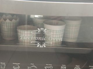 12、盒子蛋糕(海绵蛋糕),烤箱150摄氏度预热5分钟,然后放入蛋糕上下火????150摄氏度 50分钟