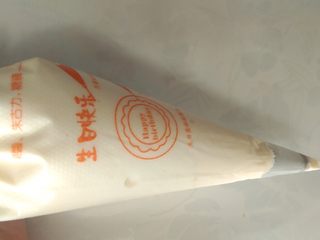 10、盒子蛋糕(海绵蛋糕),将蛋糕糊放入裱花袋