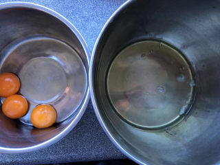 1、花生酱全麦戚风,分离蛋黄蛋清。