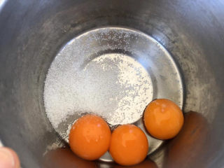 2、花生酱全麦戚风,蛋黄加5克糖搅拌均匀糖融化。