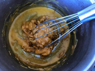 4、花生酱全麦戚风,花生酱放入蛋黄中，搅拌均匀。