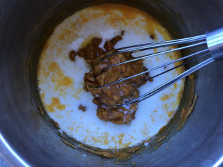 5、花生酱全麦戚风,倒入牛奶。