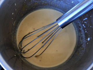 6、花生酱全麦戚风,充分搅拌均匀成液态。