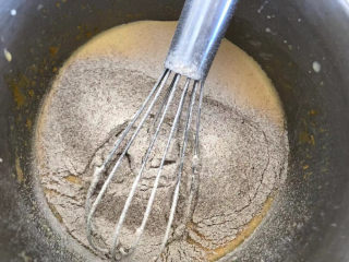 7、花生酱全麦戚风,过筛加入全麦粉。