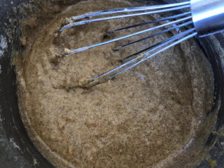 8、花生酱全麦戚风,搅拌均匀无干粉。