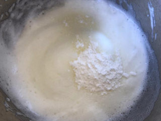 9、花生酱全麦戚风,蛋清加糖和淀粉打发。