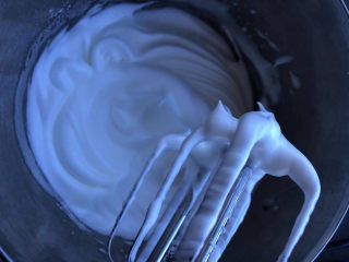 10、花生酱全麦戚风,打发至出现小弯钩即可。