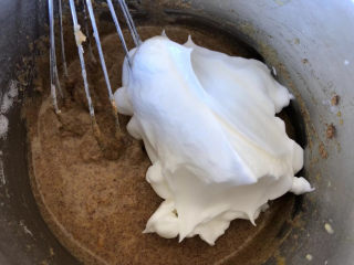 11、花生酱全麦戚风,取一部分蛋白到面糊里。