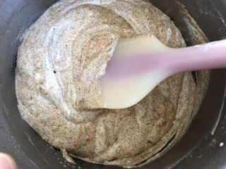 12、花生酱全麦戚风,翻拌均匀。