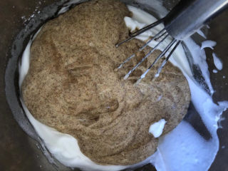 13、花生酱全麦戚风,倒回剩余的蛋白里。