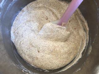 14、花生酱全麦戚风,快速翻拌均匀。