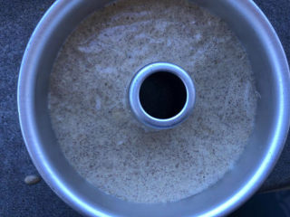 15、花生酱全麦戚风,倒入6寸中空模具。