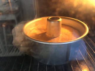 16、花生酱全麦戚风,预热烤箱160度，烤约30分钟。