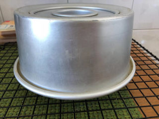 17、花生酱全麦戚风,倒扣冷却，脱模。