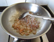 5、虾仁奶油可乐饼,切成小碎丁，起炒锅，加入10g黄油，爆炒虾仁至变色