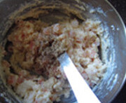 8、虾仁奶油可乐饼,加入盐和黑胡椒粉，搅拌均匀成馅料；