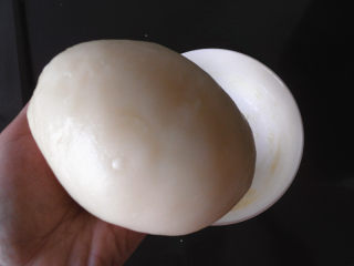 7、可可麻薯夹心软欧,等麻薯凉到温热的时候 加入软化的黄油。一直揉 直到黄油被完全吸收，然后附上保鲜膜送入冰箱冷藏