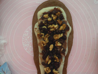 9、可可麻薯夹心软欧, 静置好的面团擀成长片，取一部分麻薯。将麻薯拉扯大 铺盖在面片上，然后在麻薯表面抹点红豆沙，在撒上核桃和蜜豆。