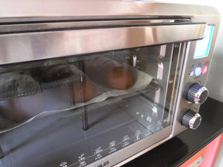 13、可可麻薯夹心软欧,送入烤箱中层，上下火177度烤23分钟（温度仅供参考，因为每家烤箱温差不一样） 