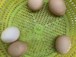 1、零失败魔法蛋糕,冰箱里拿出鸡蛋回温。