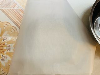 2、零失败魔法蛋糕,准备油纸，我的油纸比较窄，我准备了两张。
