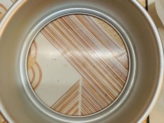 3、零失败魔法蛋糕,把模具底部取出。