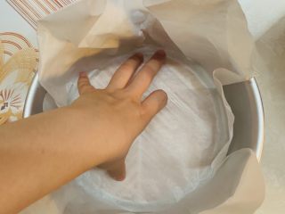 4、零失败魔法蛋糕,竖着铺入一张油纸。