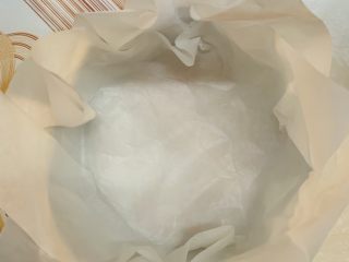 5、零失败魔法蛋糕,整理好底部后横着再放入一张。