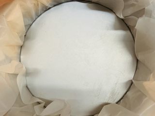 6、零失败魔法蛋糕,放入模具底部。