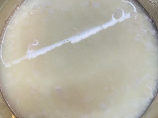 8、零失败魔法蛋糕,一个碗准备好500g牛奶。