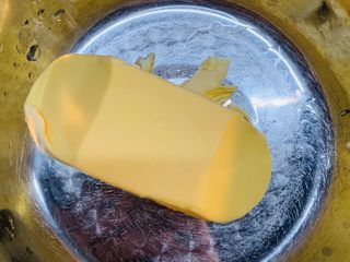 9、零失败魔法蛋糕,另一个碗准备黄油。