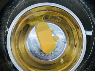 10、零失败魔法蛋糕,放入开水隔水融化。