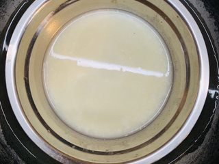 12、零失败魔法蛋糕,拿出黄油后放入牛奶隔水加温，不用再加热，让它比手温更高些就行，只要是室温然后不超过60℃都可以。