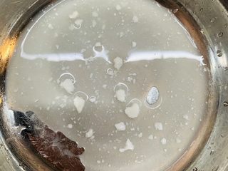 13、零失败魔法蛋糕,再备一个碗放入剩余20g牛奶，我这牛奶冰箱冻久了有小块，请忽视，能吃的哈。