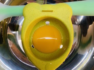 14、零失败魔法蛋糕,无油无水干净的碗装蛋清，蛋清矫情得嘞，还是注意点比较好。