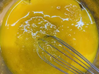 16、零失败魔法蛋糕,搅拌均匀。