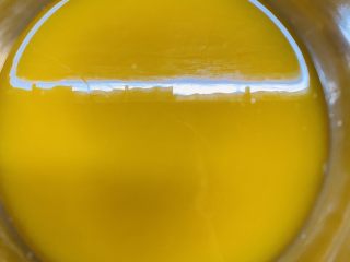 18、零失败魔法蛋糕,不烫手的黄油还是液体这个状态。不知道温度直接伸手进黄油试温，记得擦干净手。