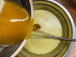 19、零失败魔法蛋糕,倒入蛋黄糊里。