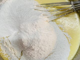 21、零失败魔法蛋糕,筛入低筋面粉。