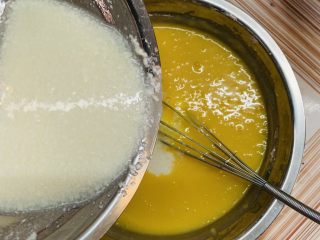 23、零失败魔法蛋糕,剩余牛奶倒入蛋黄糊里。